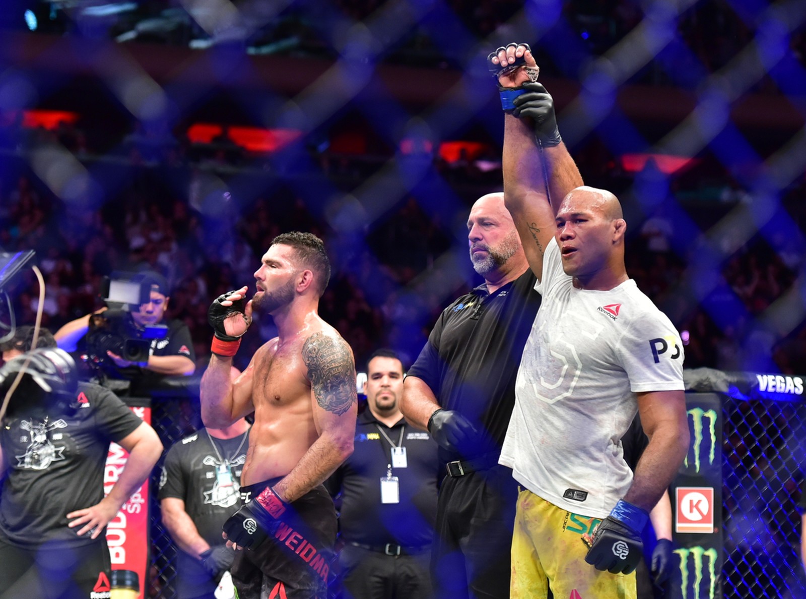 Ronaldo Jacaré quebra tabu de brasileiros e nocauteia Chris Weidman no UFC 230