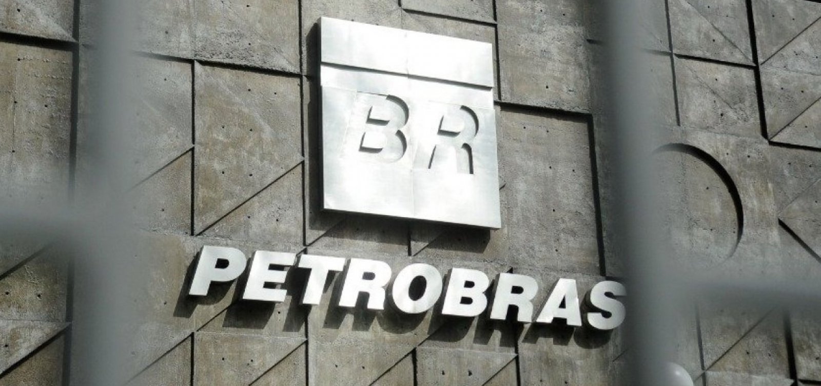 Carceragem da PF não tem colchões para presos na Sem Fundos