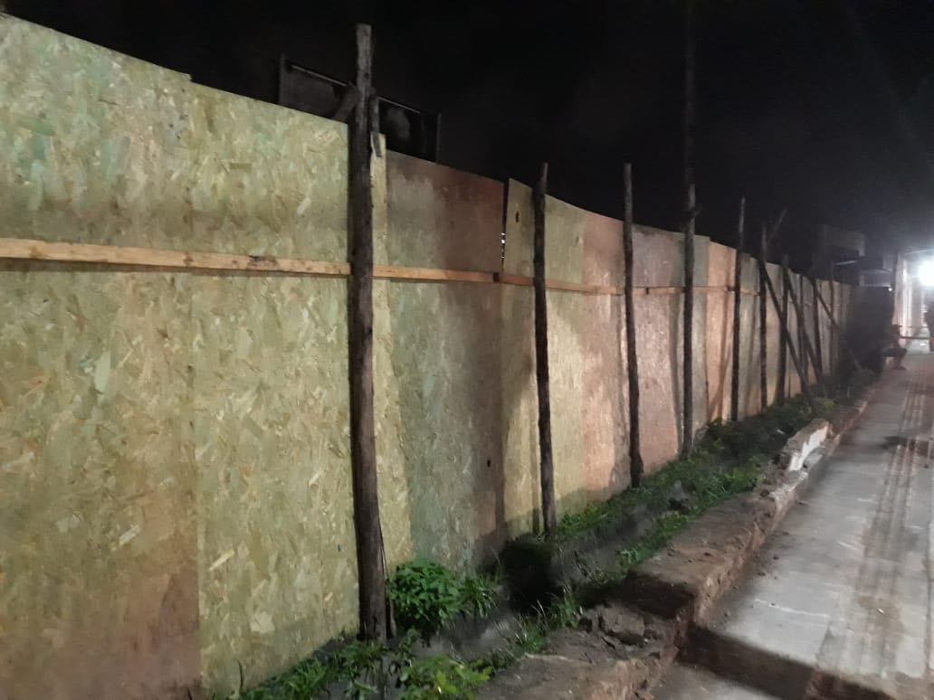 Eficiência: Muro do estádio do Centro de Lauro de Freitas, já está com tapumes
