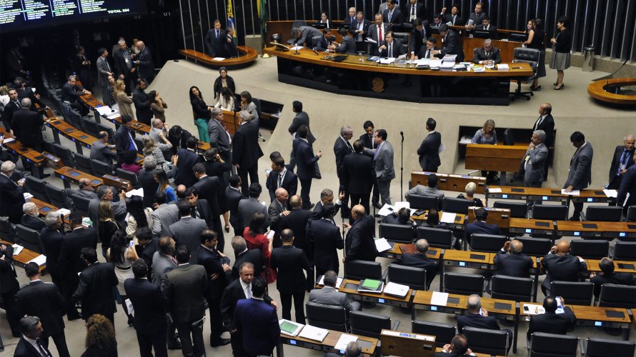  Presidente do PSL vota contra governo na Câmara