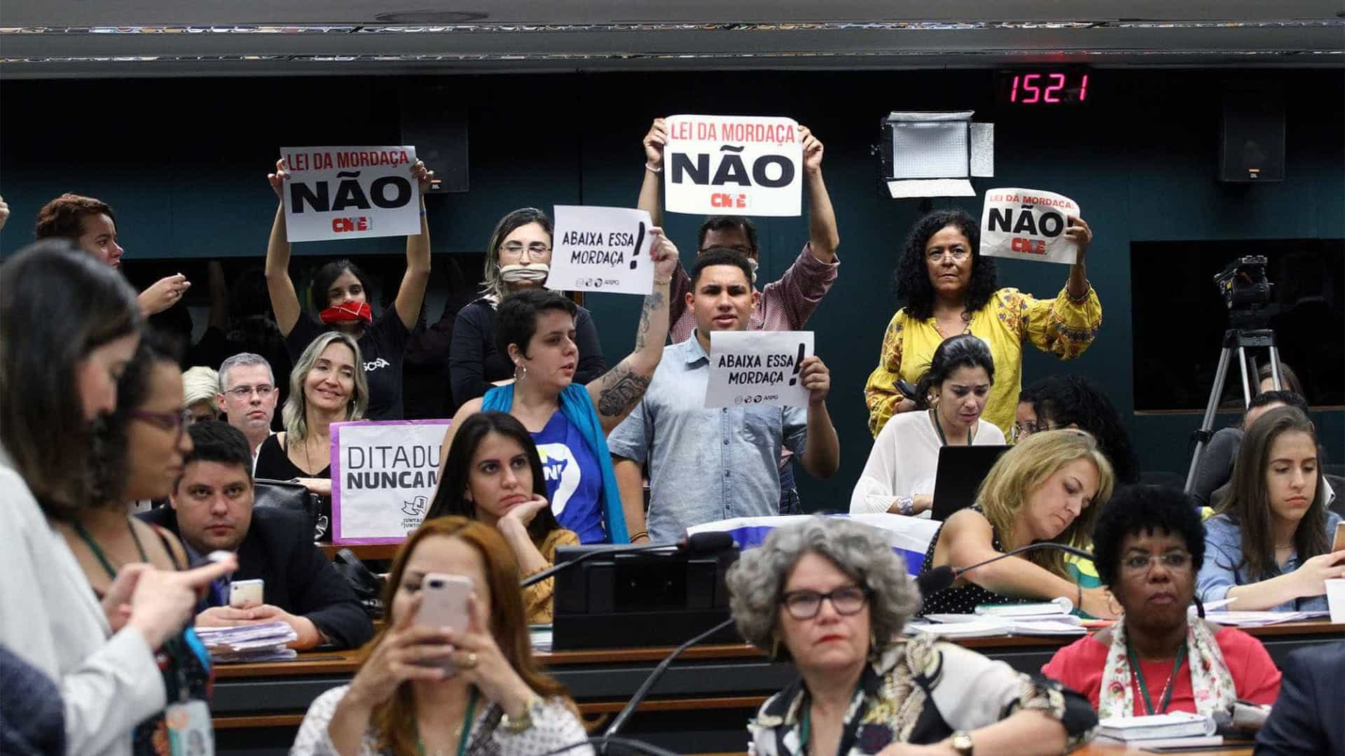  Novo projeto de Escola sem Partido permite que aluno grave professor