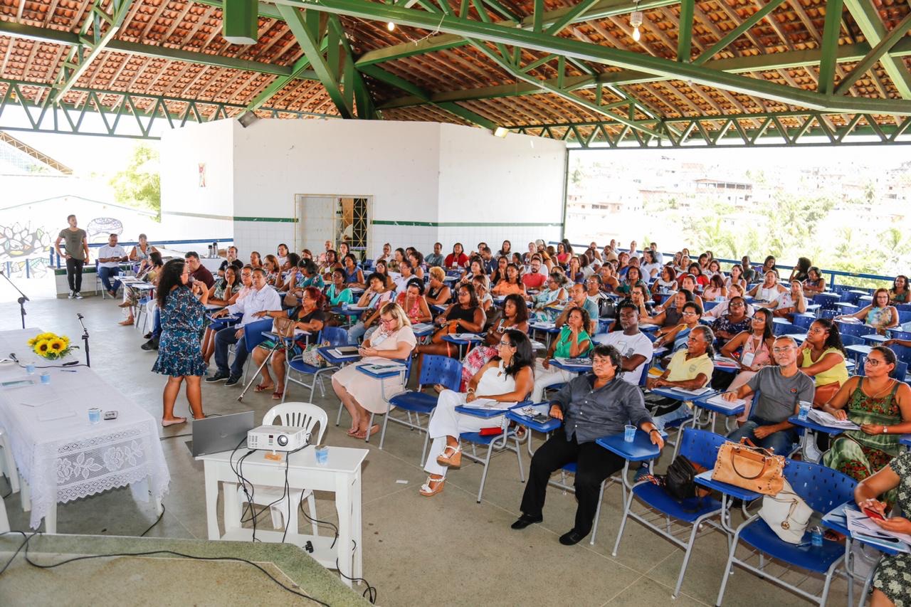  Dirigentes escolares da rede municipal de Lauro de Freitas iniciam formação em gestão democrática