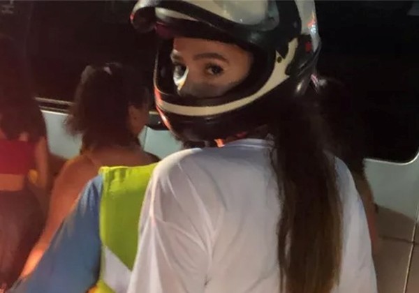  Bruna Marquezine vai embora do terceiro dia de folia de mototáxi