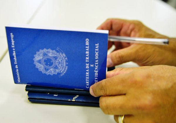  Governo impede desconto em folha de contribuição sindical