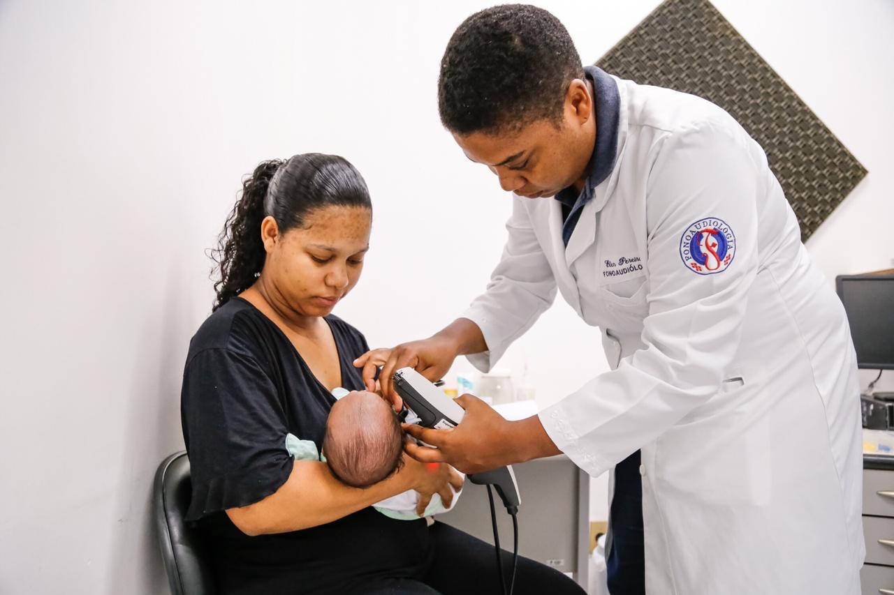 Teste da orelhinha é implantado na rede municipal de saúde em Lauro de Freitas