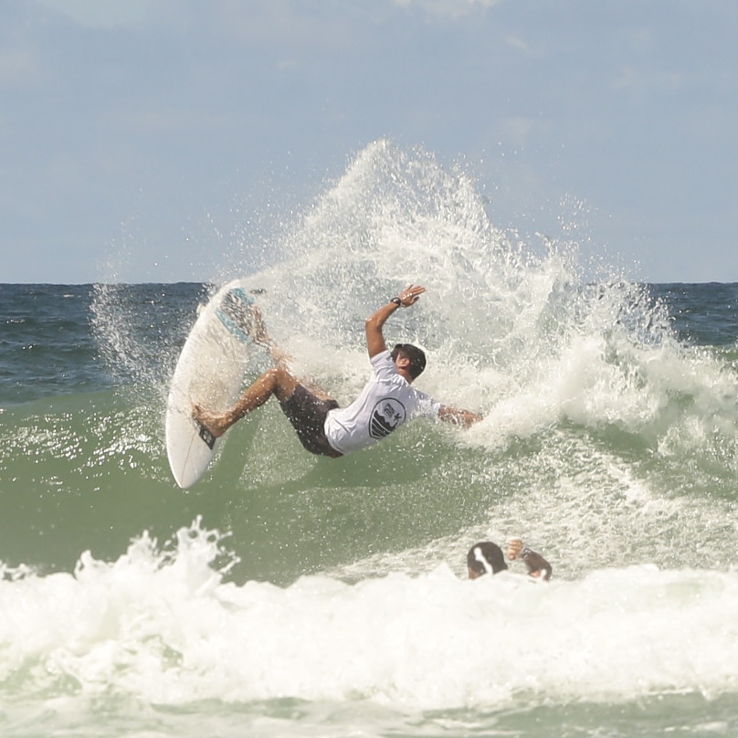 Atleta de Lauro de Freitas avança para as quartas de finais no Circuito Estadual de Surf