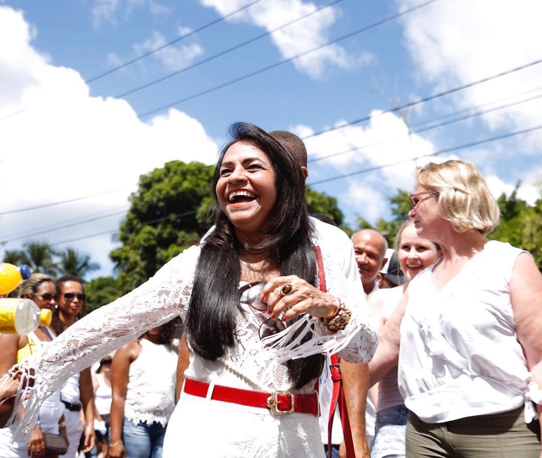 Movimento Social de Mulheres de Lauro de Freitas, em carta aberta, manifesta total apoio à prefeita, Moema Gramacho