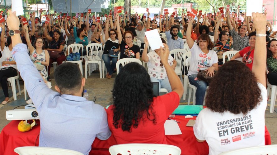  Professores da Uneb decidem continuar greve e apresentam nova contraproposta ao governo