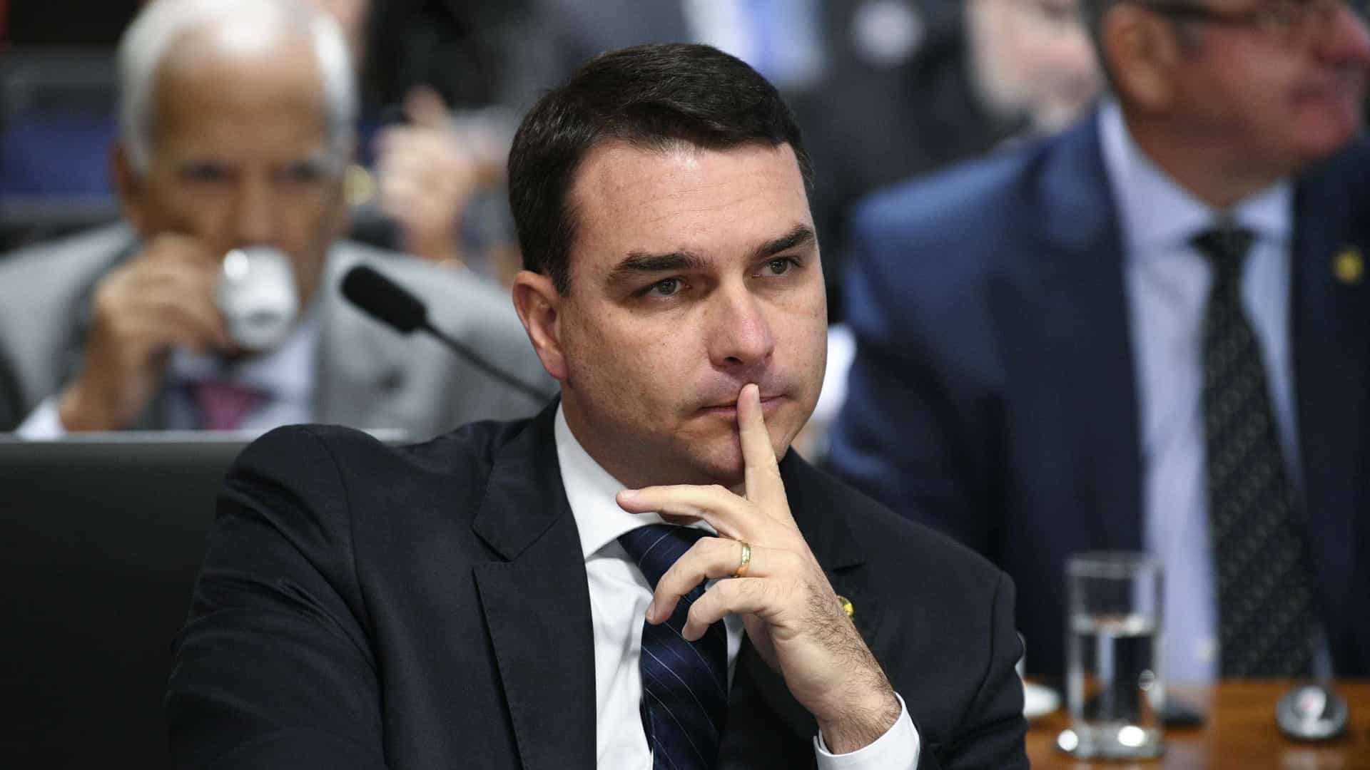  Ministério Público investiga contas eleitorais de Flávio Bolsonaro