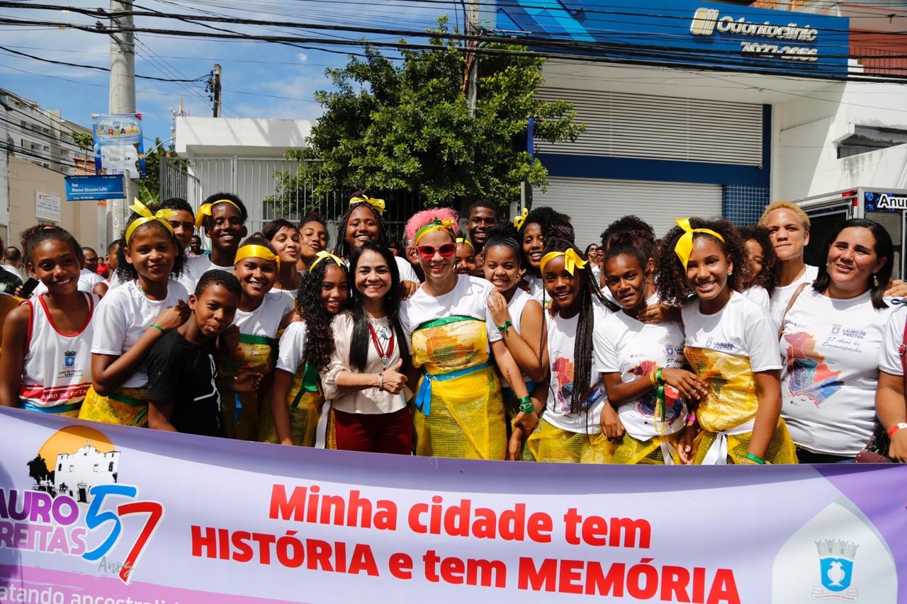  Desfile cívico cultural resgata memórias e encanta público nas ruas de Lauro de Freitas