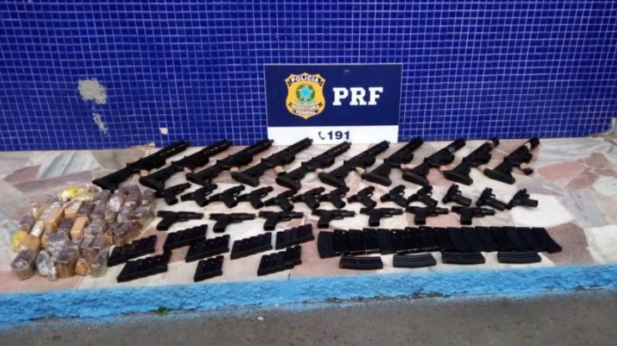 PRF apreende arsenal de guerra que seria entregue em comunidades
