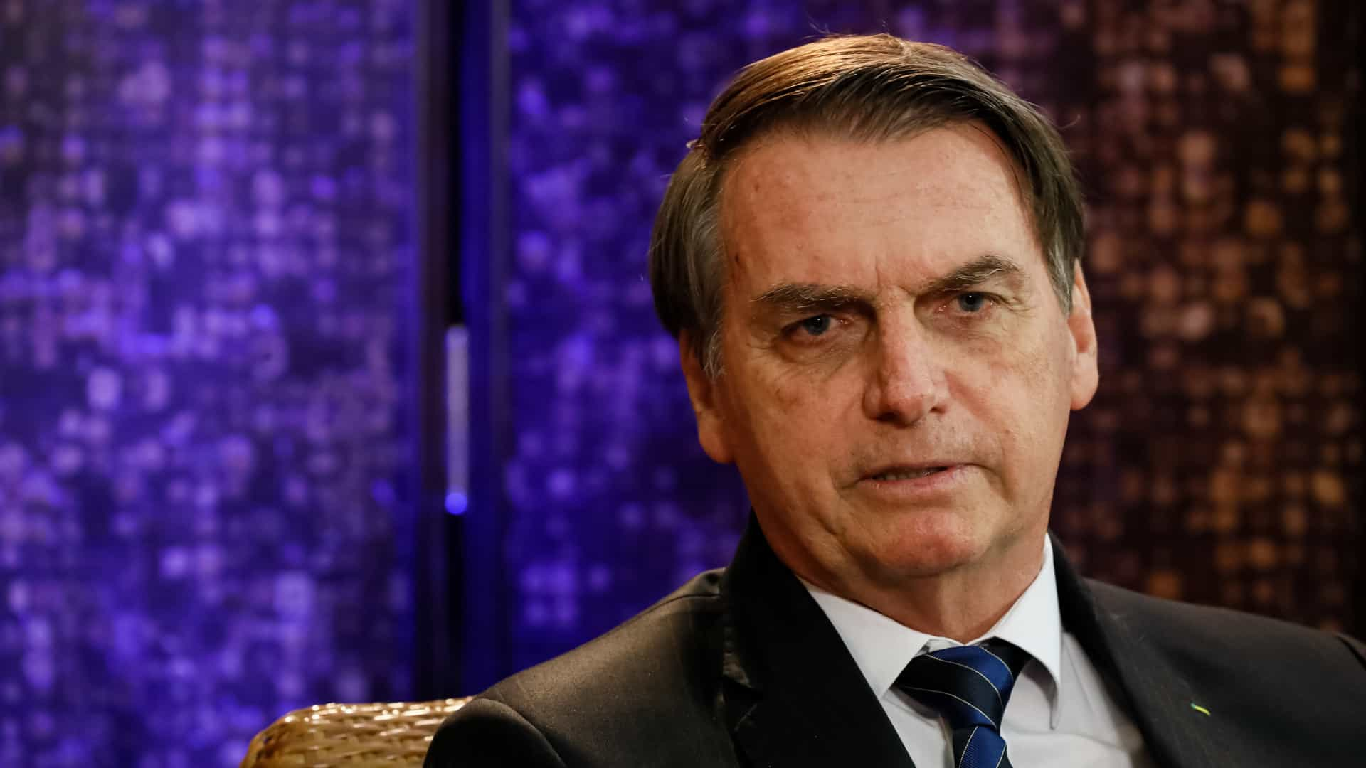  Ministro de Bolsonaro é confrontado por imprensa estrangeira