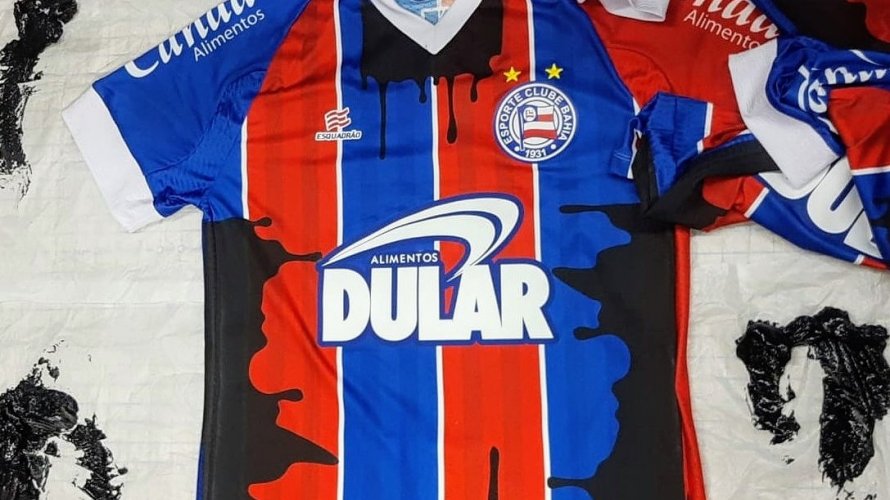 Bahia usa uniforme “manchado de óleo” em referência às praias do Nordeste