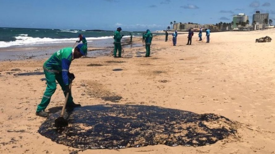  Praias do Nordeste devem ter resquícios do óleo pelos próximos 20 anos, diz pesquisador