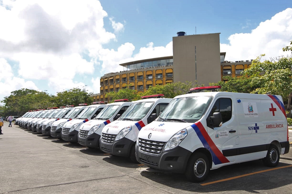 Entrega de 14 ambulâncias beneficia municípios baianos e Hospital Geral Menandro de Faria