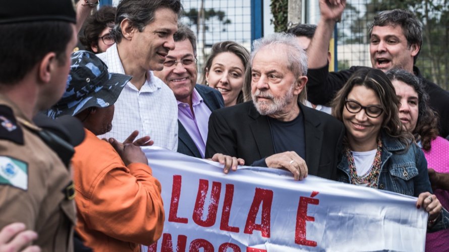  Fora da cadeia, Lula ataca “lado podre do Estado Brasileiro”