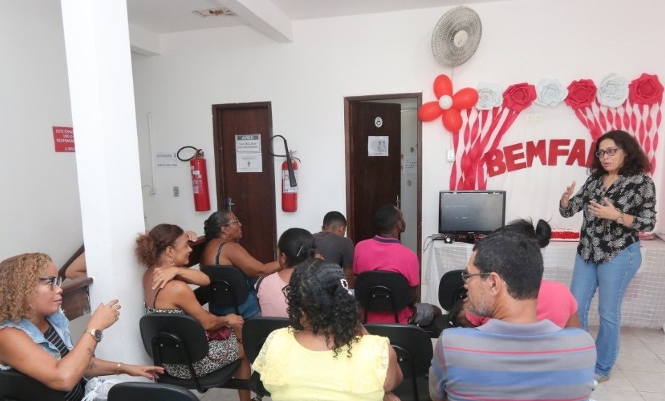 Palestra reforça atenção a pessoas com anemia falciforme atendidas na Policlínica Professor Carlos Bastos
