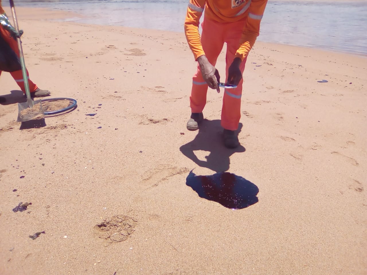  Novas manchas de óleo aparecem nas praias de Lauro de Freitas