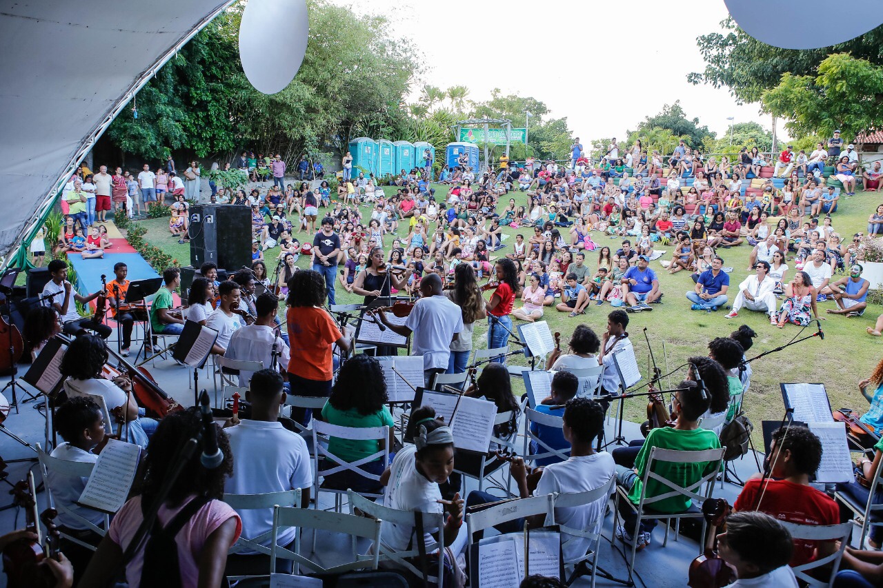  Orquestra Neojibá encanta público em apresentação no Parque Ecológico de Lauro de Freitas