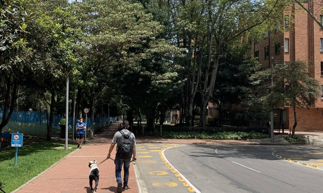 Homem com homem e mulher com mulher: o primeiro dia de gêneros separados contra o coronavírus em Bogotá