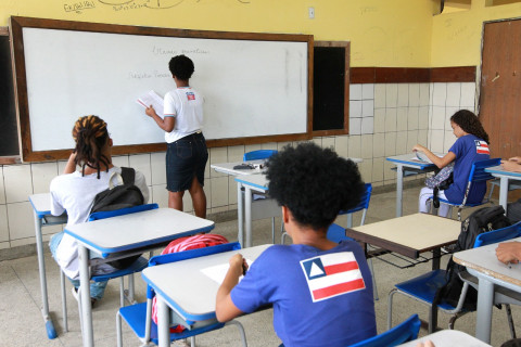  Governo publica MP que dispensa escolas de cumprirem 200 dias letivos