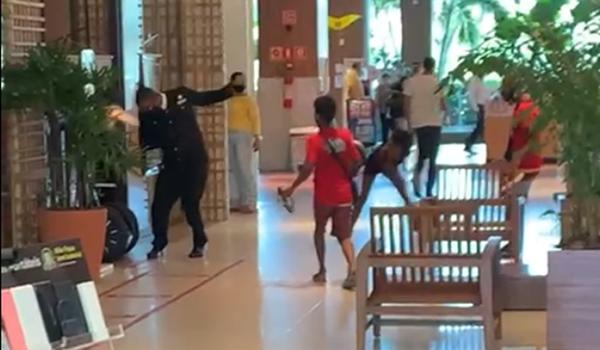 Impedido de ação irregular, grupo de adolescentes agride segurança de shopping em Salvador; assista