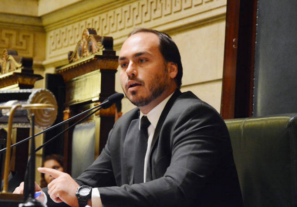 Carlos Bolsonaro recebeu doações de 63 beneficiários de auxílio emergencial na campanha