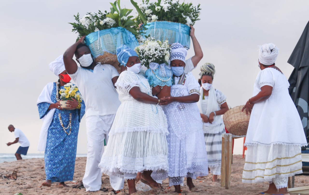  Fé e pedidos pelo fim da pandemia marcam homenagens a Iemanjá em Lauro de Freitas