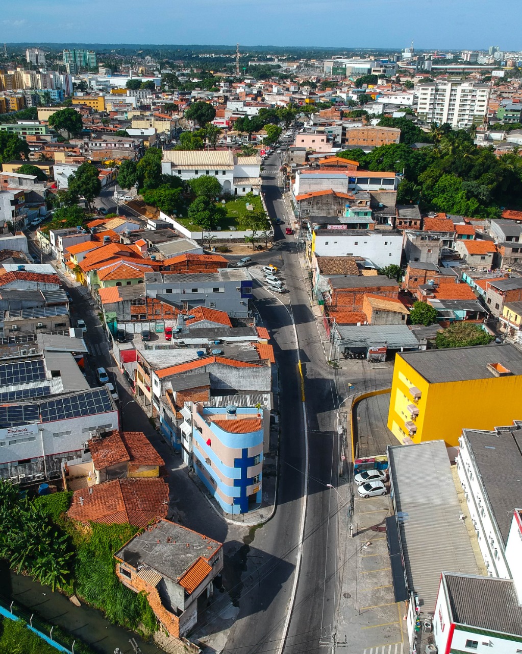 Seinfra interdita acesso ao Centro pela ladeira atrás da Igreja Matriz. Obras da macrodrenagem da Avenida Mário Epinghaus avançam