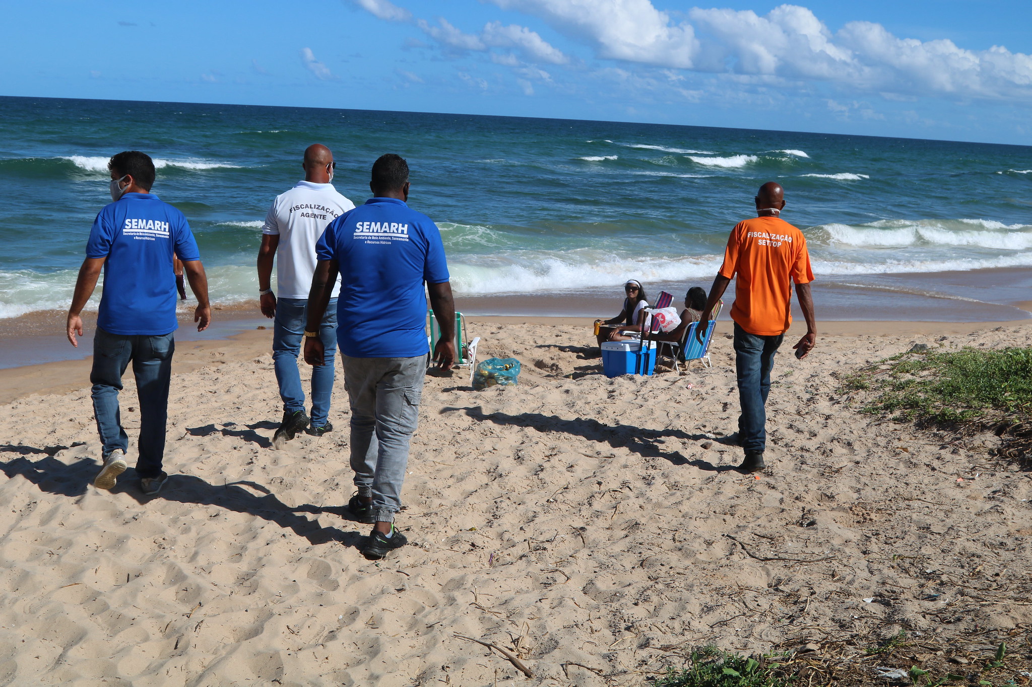 Fiscalização registra pouca movimentação nas ruas e praias de Lauro de Freitas neste final de semana