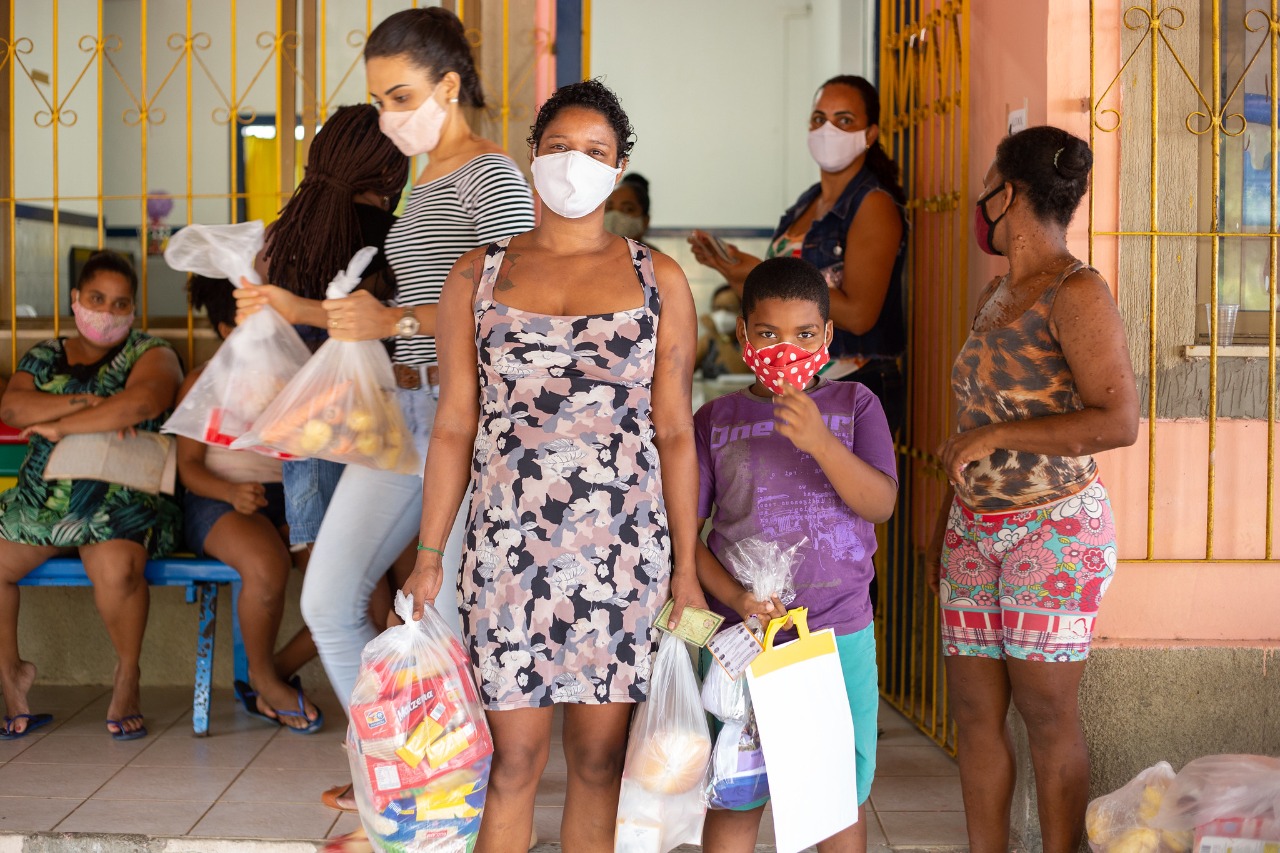  Famílias em situação de vulnerabilidade vinculadas aos CRAS de Lauro de Freitas recebem cestas básicas