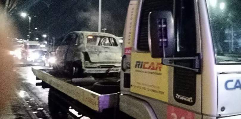 Motorista fica preso dentro de carro em chamas e é resgatado por pedestre em Lauro de Freitas