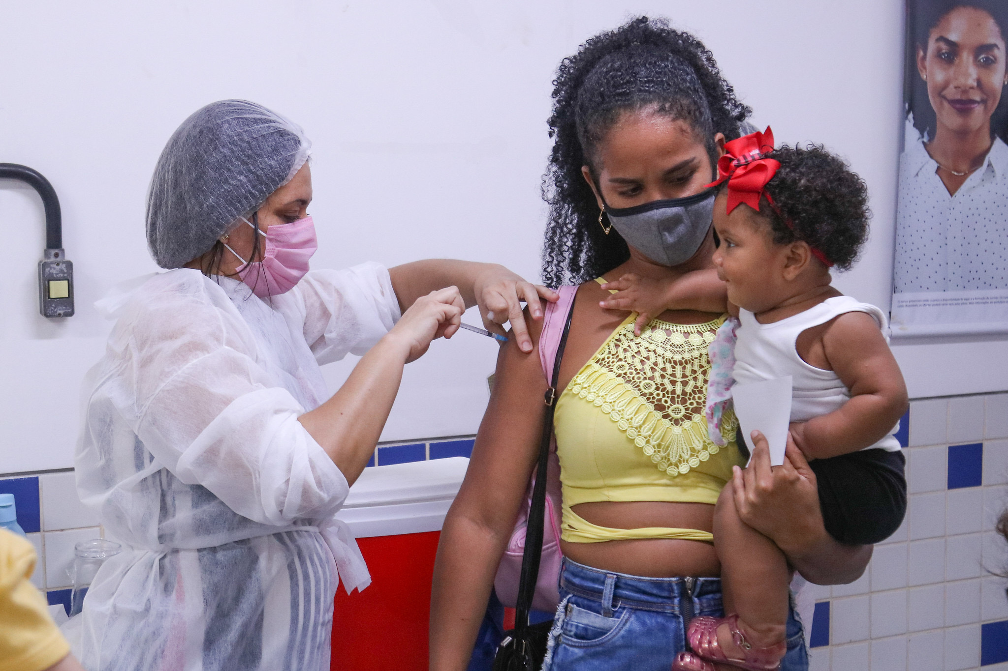 Em Lauro de Freitas, população aplaude e comemora cada dose aplicada da vacina contra Covid 19