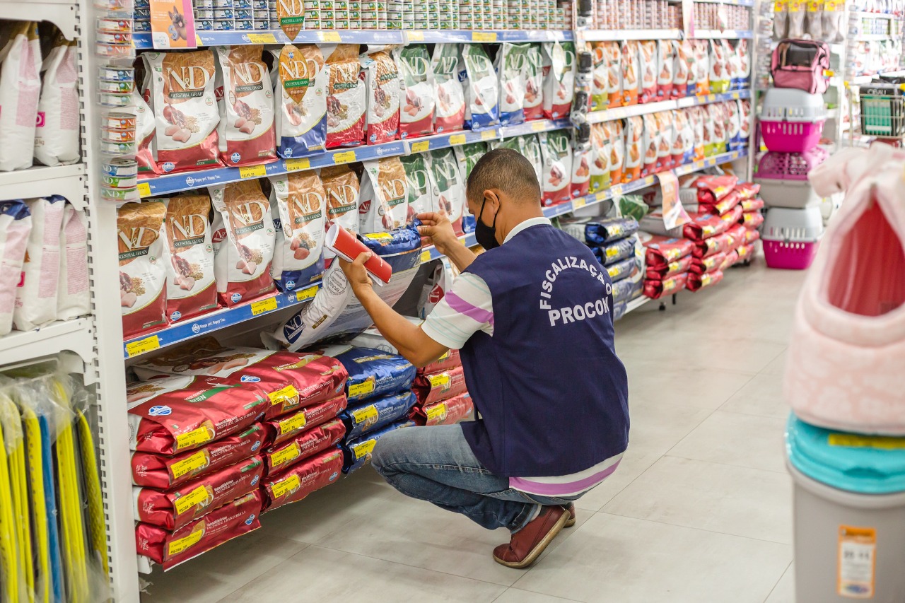Operação do Procon vistoria pets shops de Lauro de Freitas e notifica irregularidades