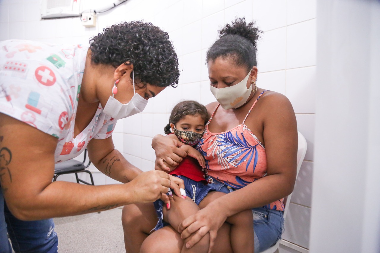 Baixa adesão à vacina da gripe acende alerta em Lauro de Freitas