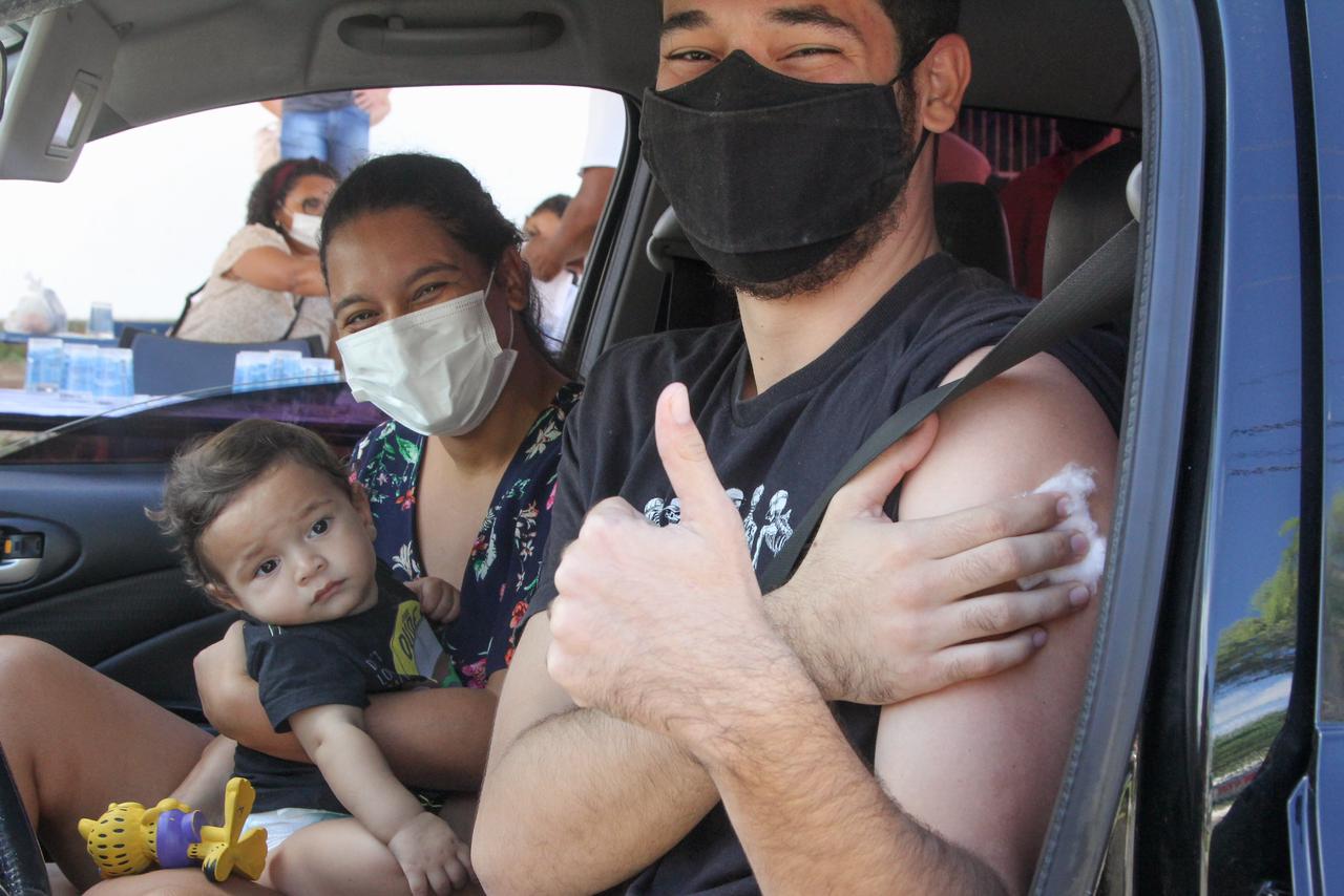 Mais de 1.700 pessoas foram vacinadas contra a Covid 19 na manhã deste feriado em Lauro de Freitas
