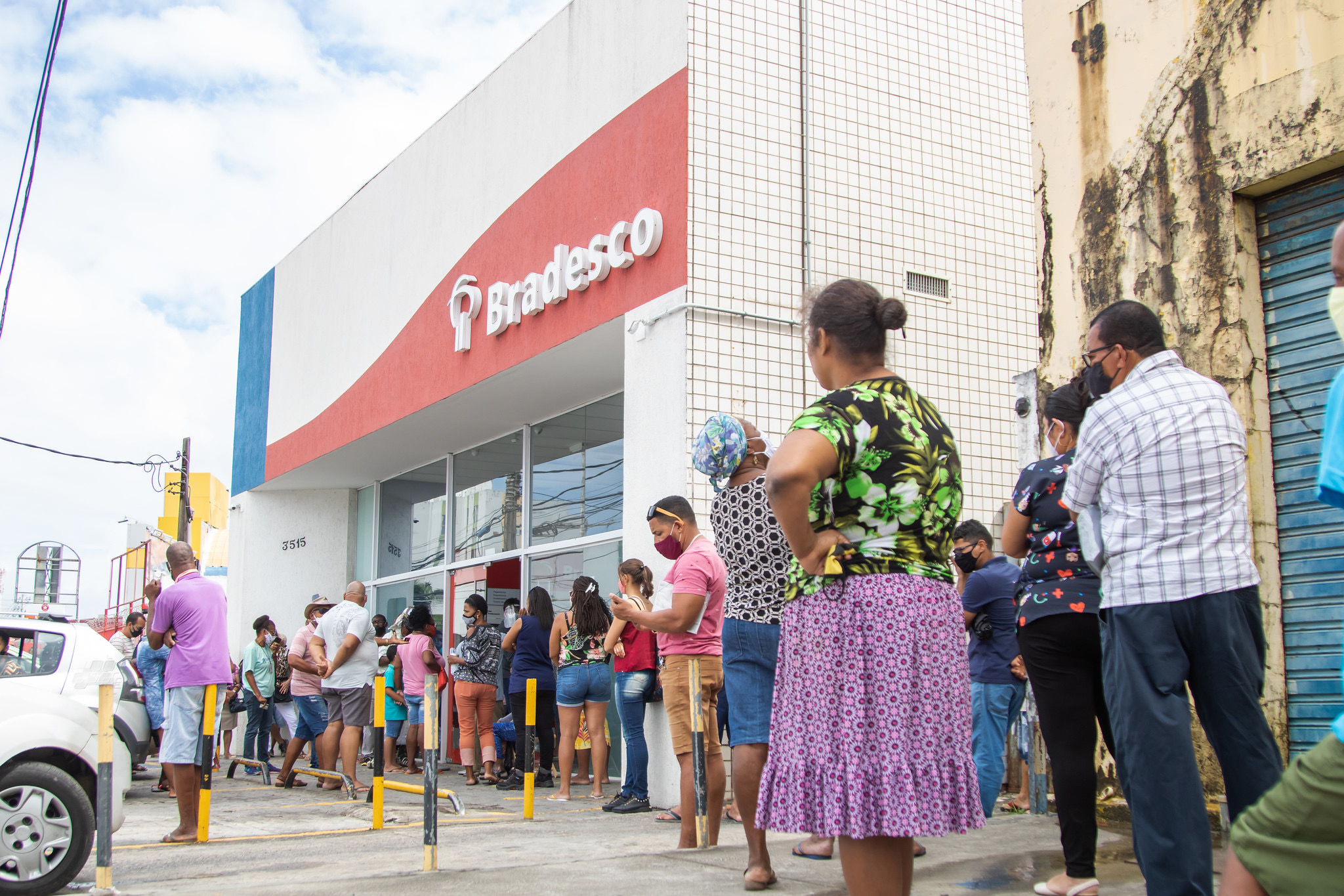 Na véspera do feriado, Procon Lauro de Freitas autua banco por descumprir lei dos 25 minutos