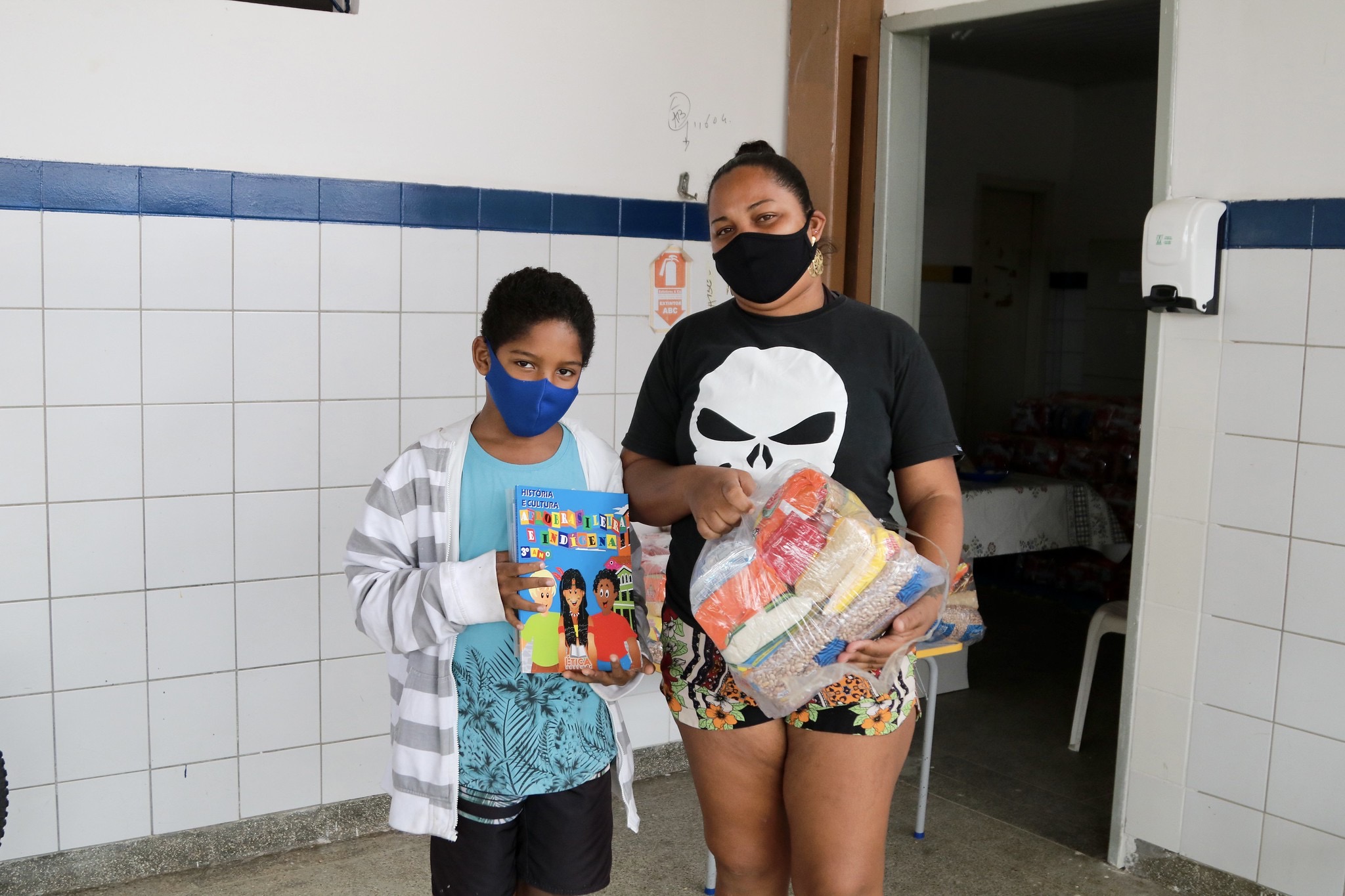 Sábado foi de entrega de kit alimentação para alunos da rede municipal de Lauro de Freitas