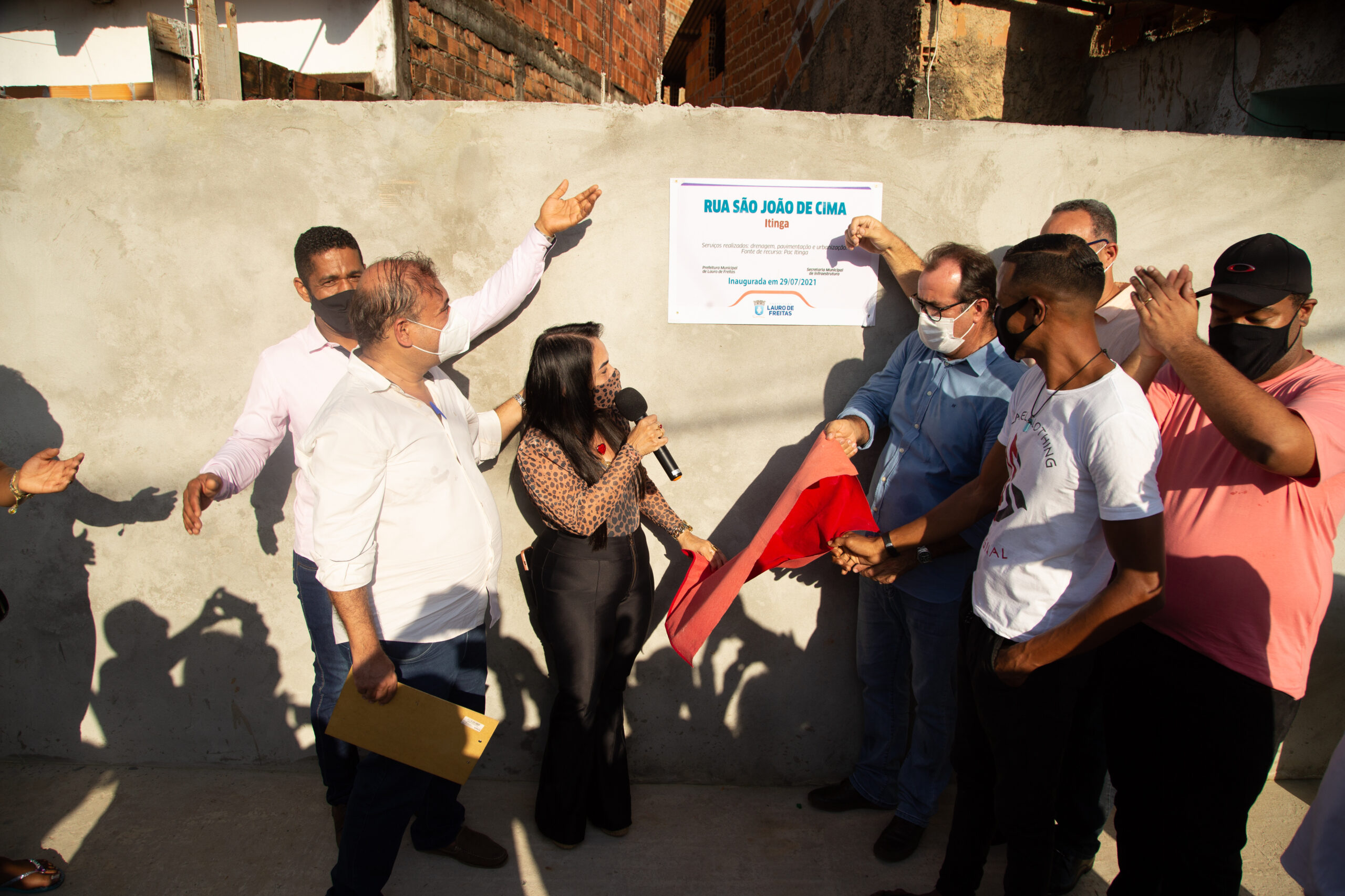No aniversário de Lauro de Freitas, moradores da Itinga comemoram entrega de pavimentação asfáltica de mais quatro ruas