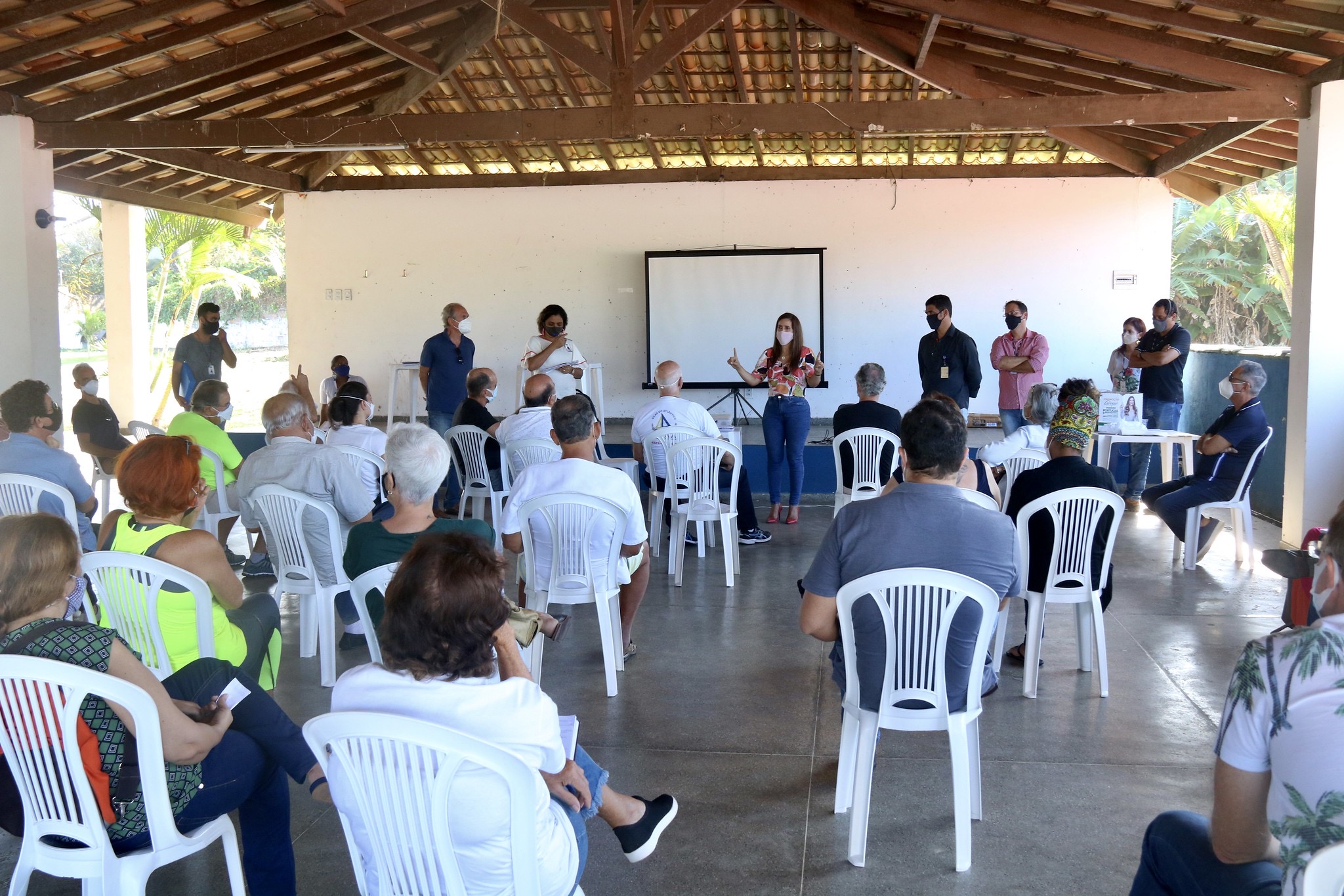 Embasa apresenta projeto da obra de esgotamento sanitário para moradores de Vilas do Atlântico