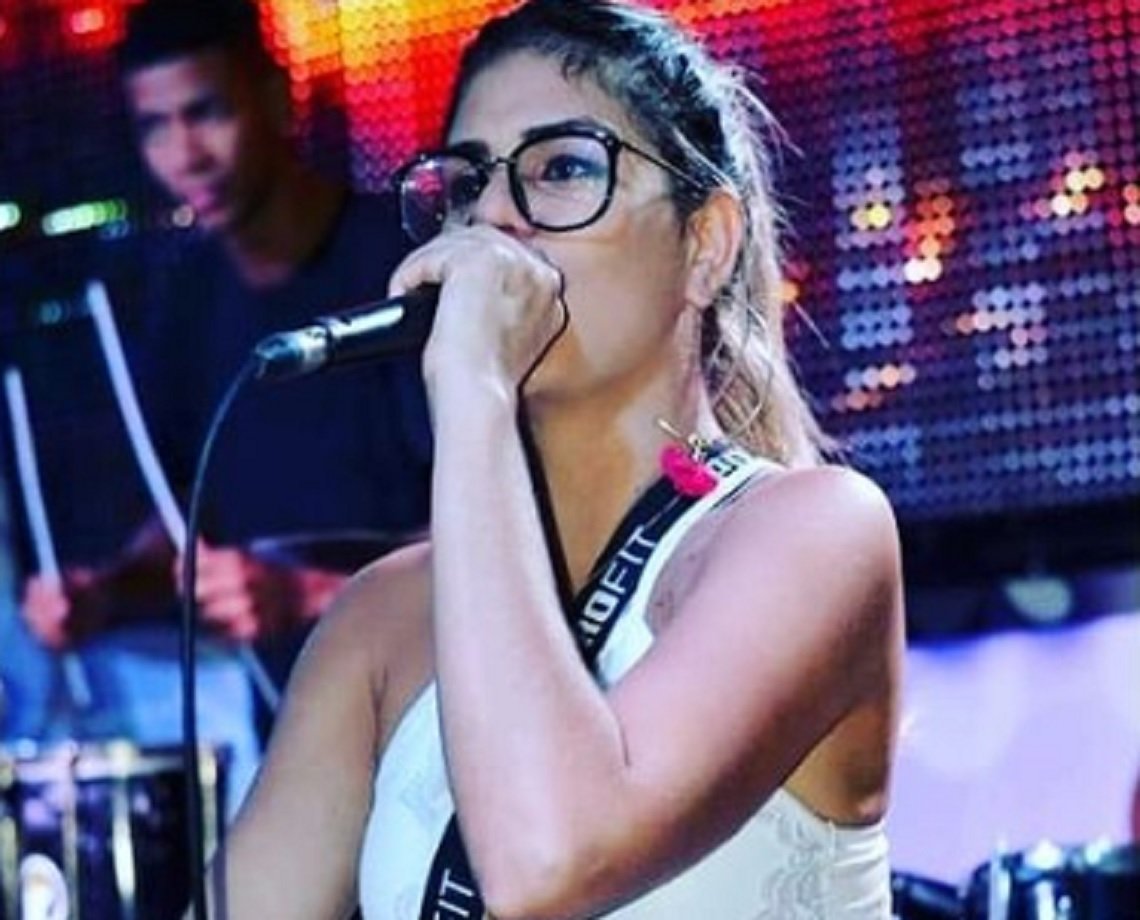 Mulher assassinada enquanto andava de moto com namorado era backing vocal de banda de pagode