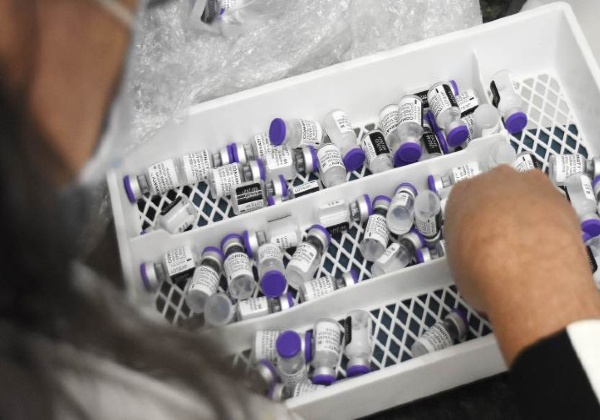  Pfizer cancela última entrega deste domingo com mais de 1 milhão de doses
