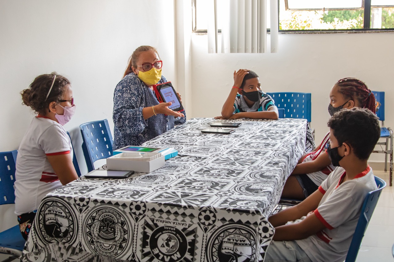  Escolas municipais de Lauro de Freitas promovem acolhimento dos alunos e treinamento com tablets