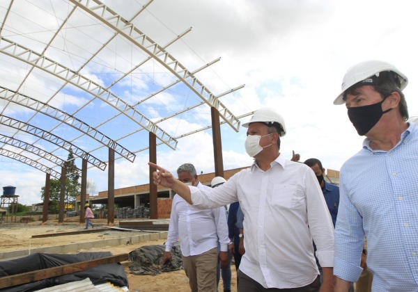  Rui autoriza construção de escola e anuncia obras no interior do estado