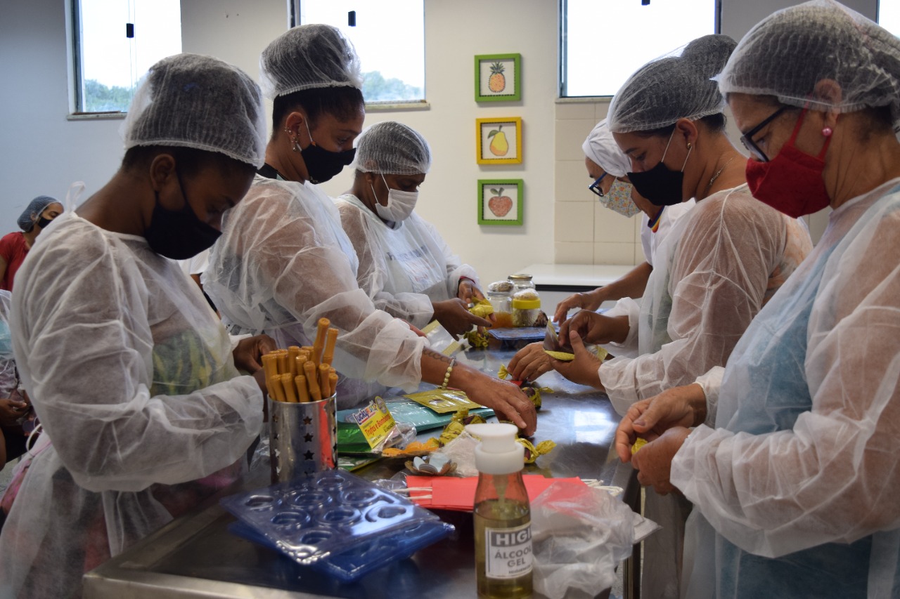 Mulheres assistidas pelos CRAS de Lauro de Freitas aprendem a fazer trufas durante oficina