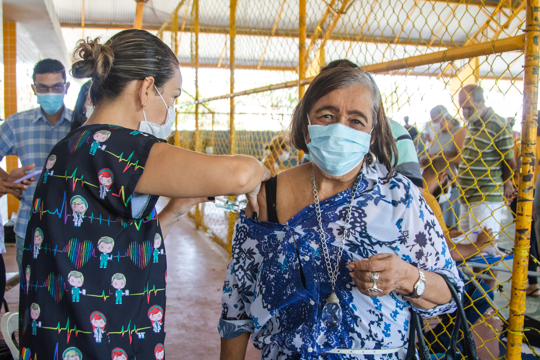 Idosos comemoram terceira dose em Lauro de Freitas. ‘Ter essa oportunidade é uma bênção’, afirma aposentada