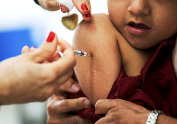 Sociedade Brasileira de Pediatria rebate tese do governo sobre vacinação infantil