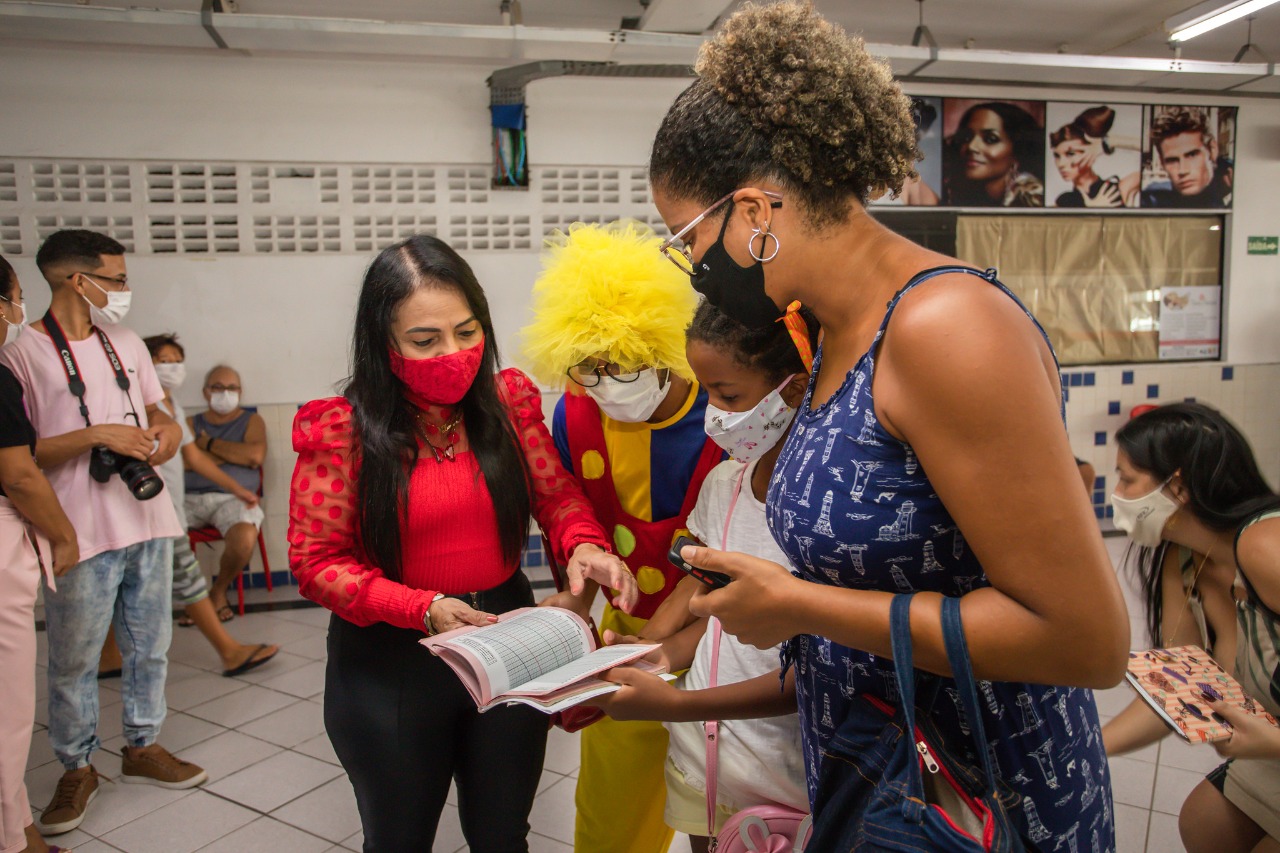 Prefeita acompanha mais um dia de vacinação infantil em Lauro de Freitas; alegria tomou conta da criançada