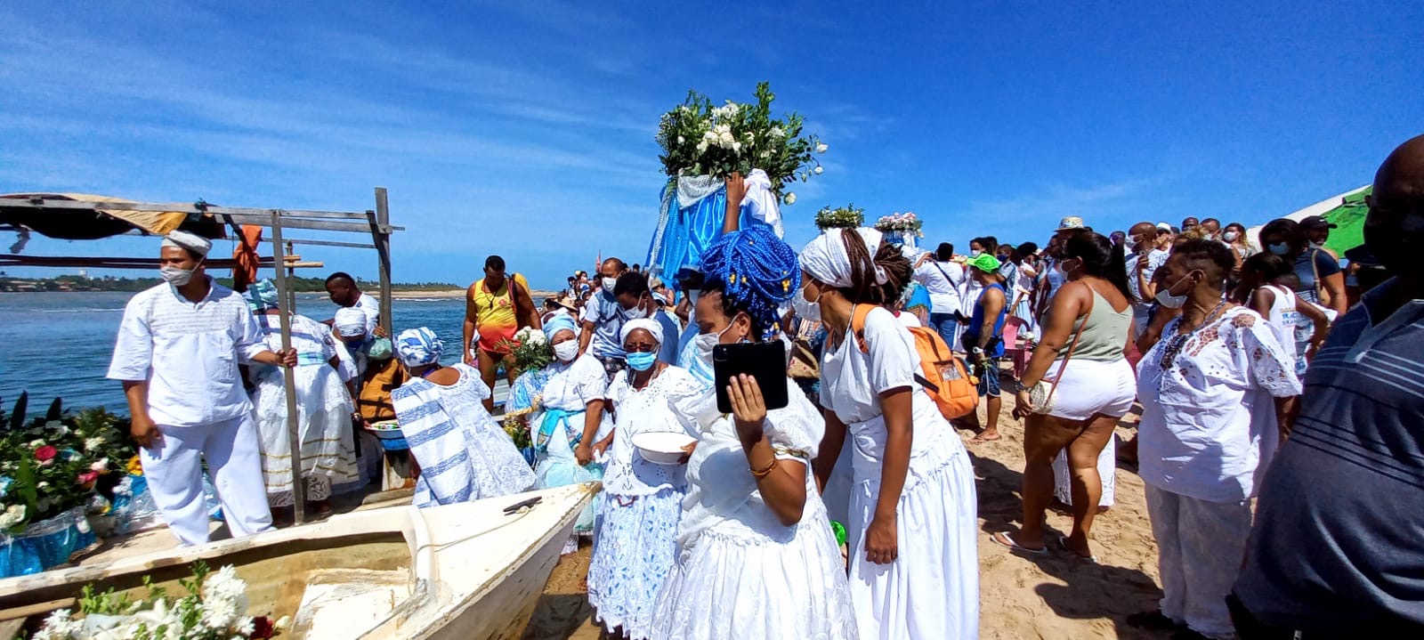  Com fé e gratidão, devotos reverenciam Iemanjá em Lauro de Freitas