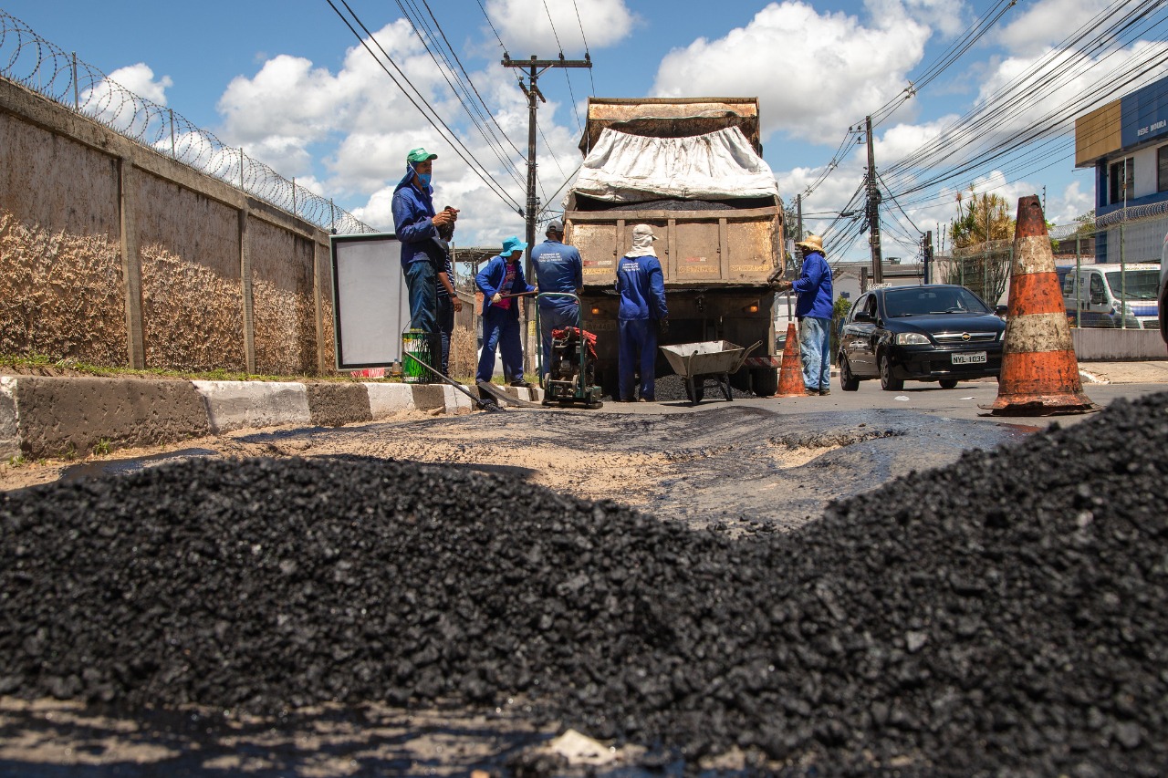 Operação Tapa-Buracos avança em ruas de Lauro de Freitas